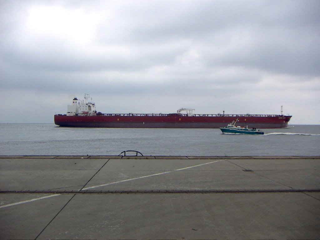 Cuxhaven - Tankschiff auf der Elbe