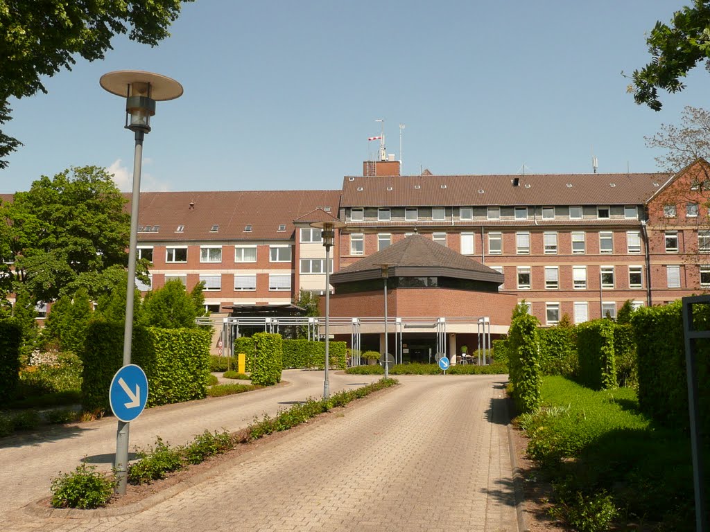 Nordhorn - Das ehemaliges Marienkrankenhaus. Jetzt wird die Küche von der Diakonie, ein Anbau als Ärztehaus und ein Teil der Gebäude als Alten- und Krankenpflegeschule genutzt. Zusätzlich soll hier ein Pflegezentrum mit betreutem Wohnen und Altenpflege en