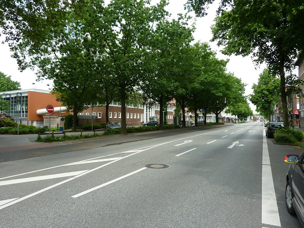 Vereinsamter Stadtring mit Blick auf Schwimmbad