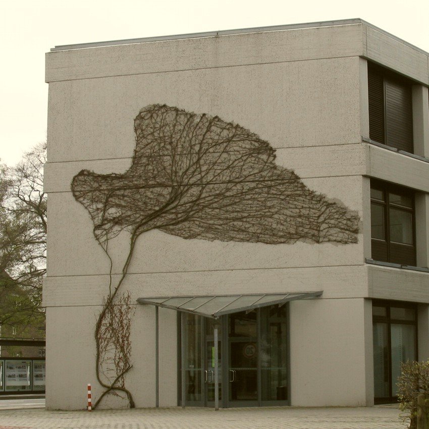 Moderne Skulptur am Haus