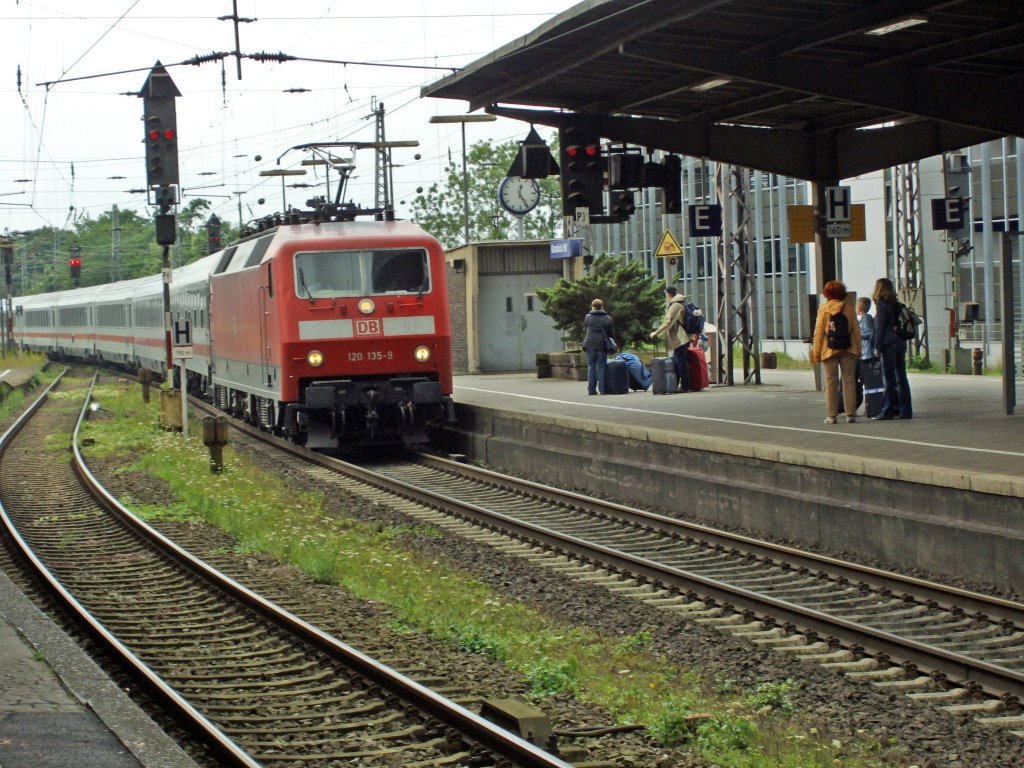 Osnabrück HBF: einfahrender IC in Sandwichtraktion mit weiterer BR 120 am Zugschluss