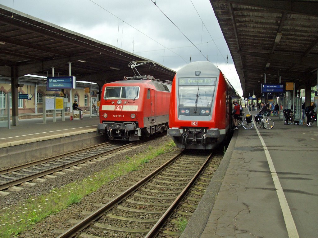 Osnabrück HBF: InterCity nach Hamburg neben RE nach Bremen