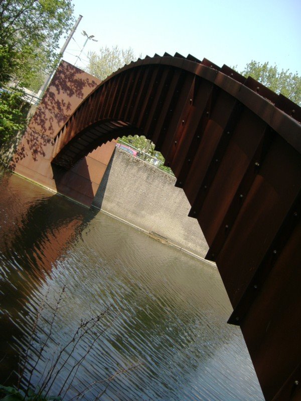 modernes Kunstwerk "Brücke"