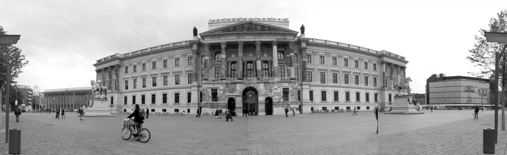 "Schloss"-"Arkaden"