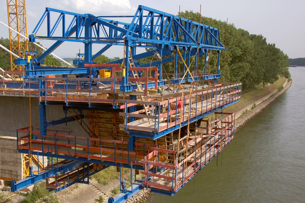 Worms: neue Rheinbrücke 7/15 - Blick in den Hohlkasten und den Freibvorbauwagen des Vortriebes von der hessischen Seite.