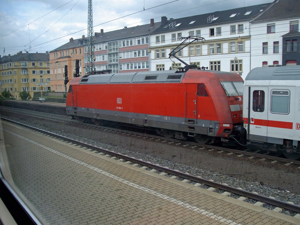 Bahnhof Koblenz: Abfahrender InterCity mit BR 101