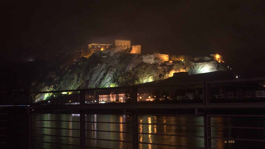Vista de la fortaleza de Coblenza (Koblenz) de noche con niebla