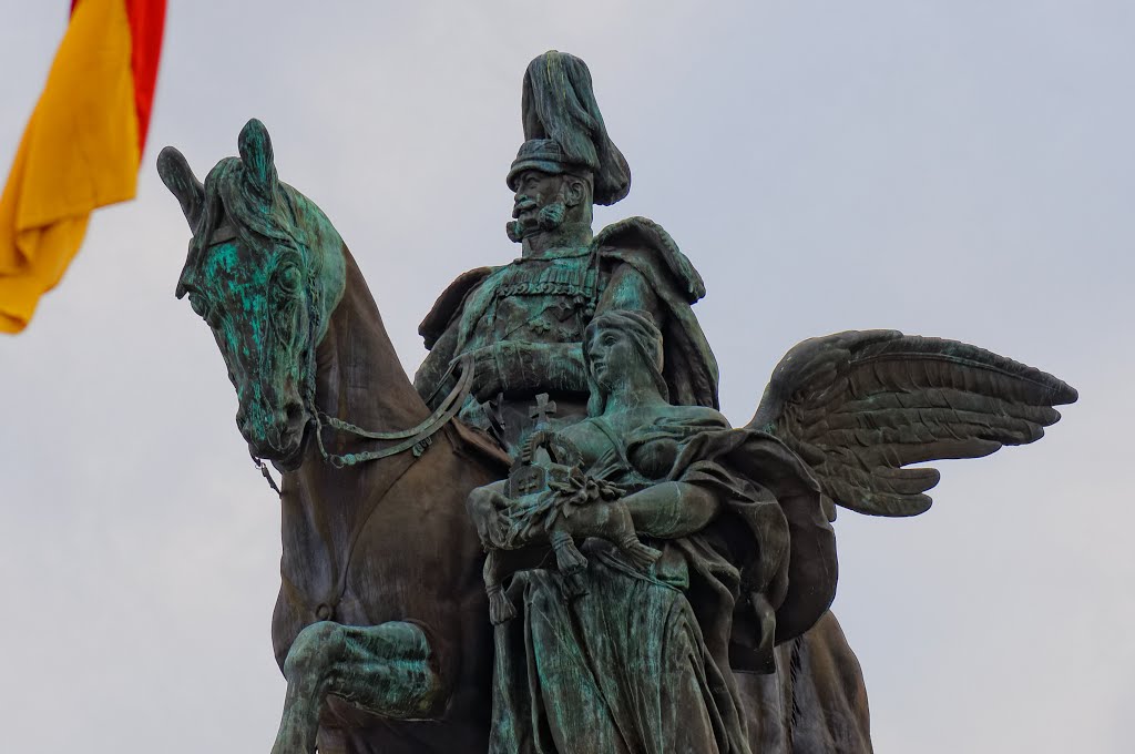 Weltkulturerbe Oberes Mittelrheintal (K/2002): Reiterskulptur des Deutschen Kaisers Wilhelm I. mit Genius in Form einer jungen Frau auf dem Deutschen Eck, dem Wahrzeichen der Stadt Koblenz