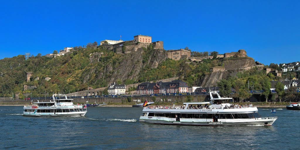 Fahrgastschiffe "La Paloma" und "Königsbacher" auf dem Rhein vor der Festung Ehrenbreitstein