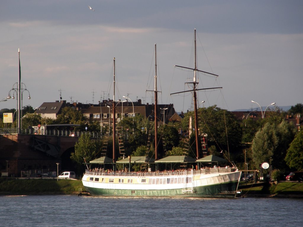 Schiff am Rhein