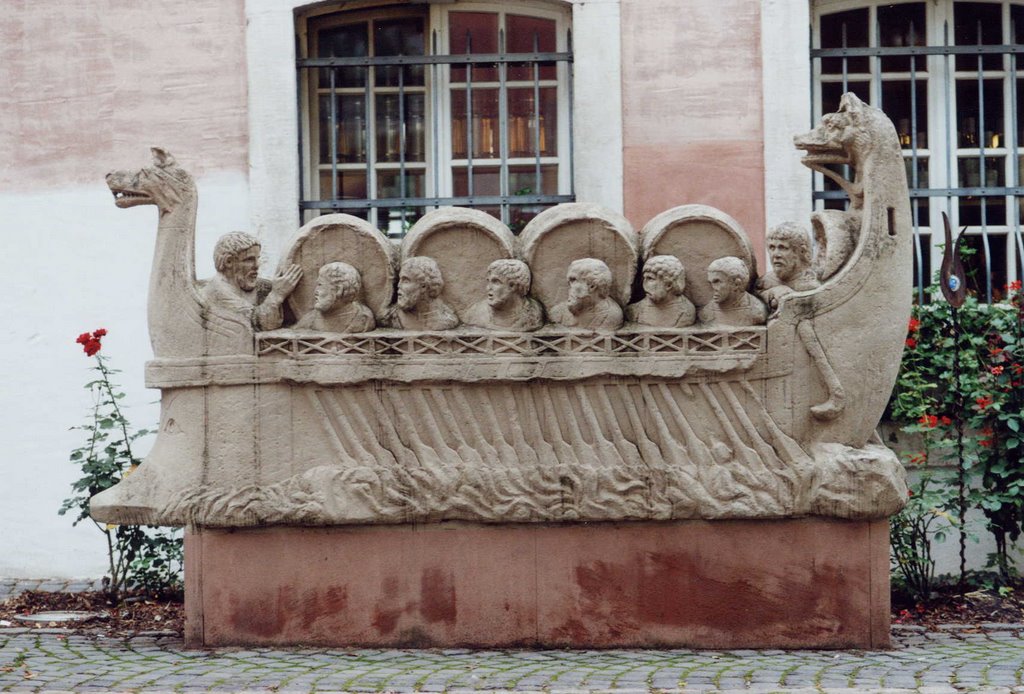 Römisches Monument vor Weingut
