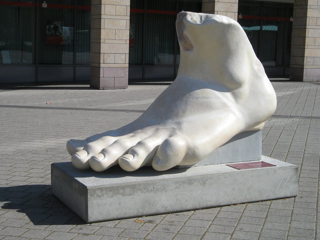 Trier.de - Pie de la estatua de  Constantino (copia)  2 m. de largo