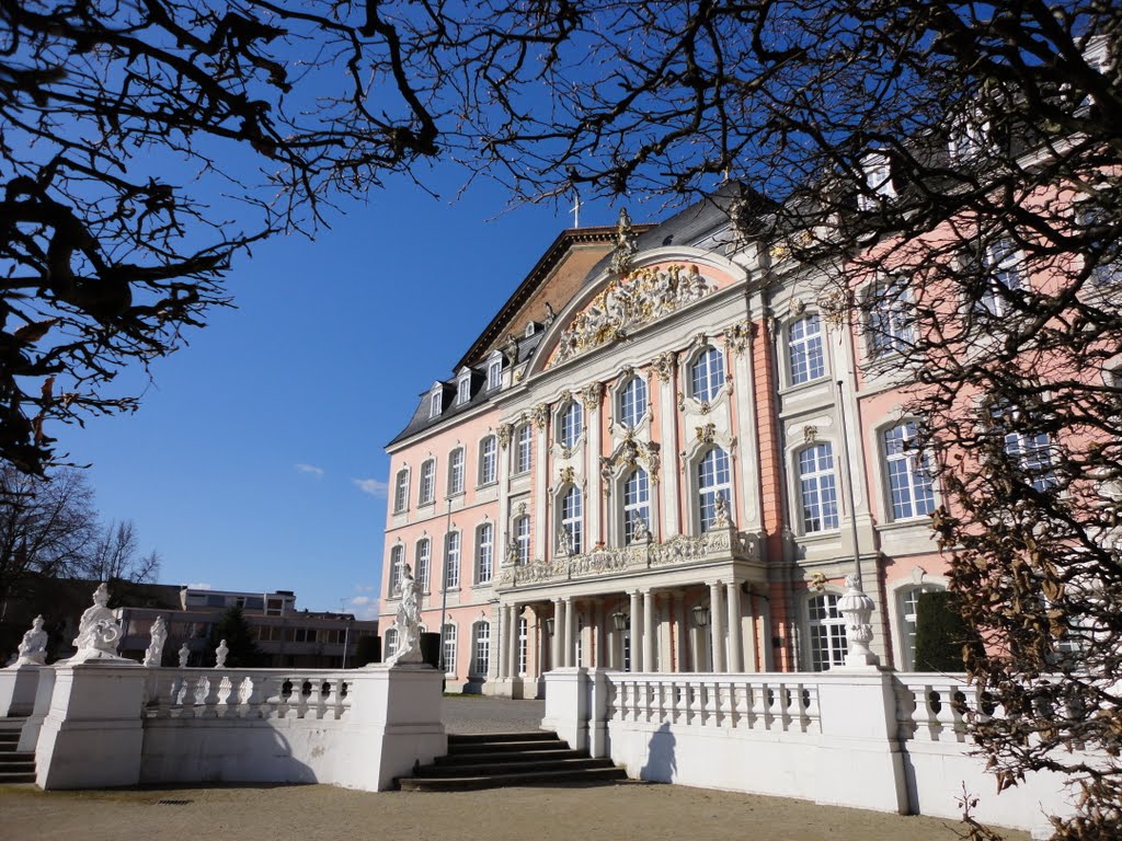 Kurfürstliches Palais - Blick in den Schloßgarten. Trier, Germany.