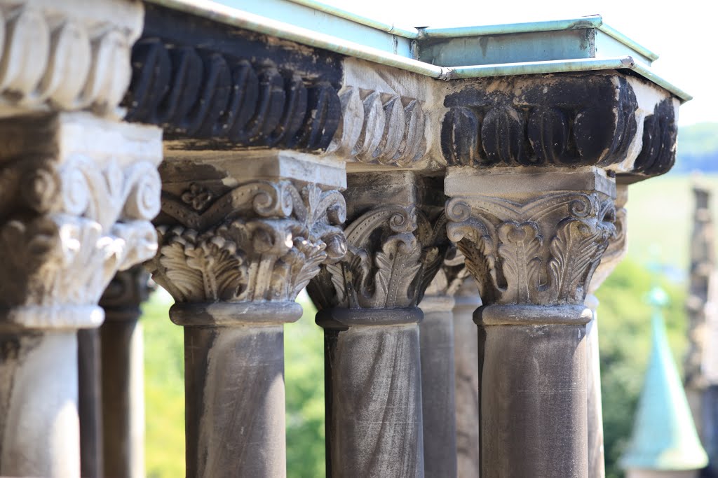 Porta Nigra, Kapitelle von Säulen am Ostturm
