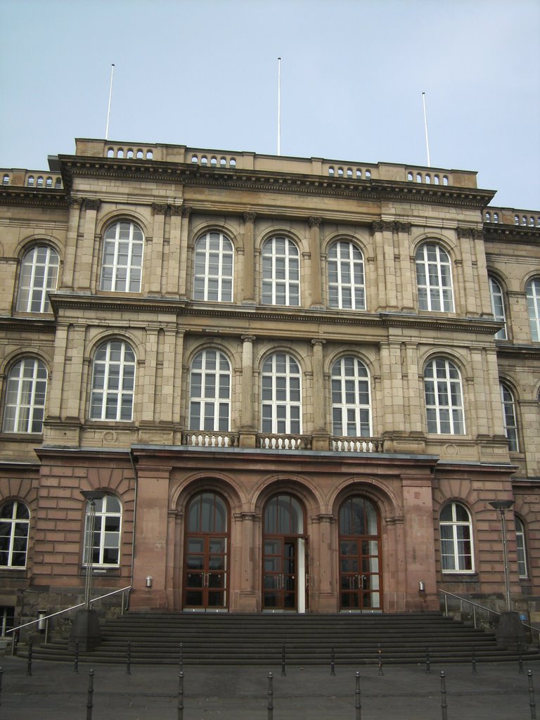 Front des Hauptgebäudes der RWTH
