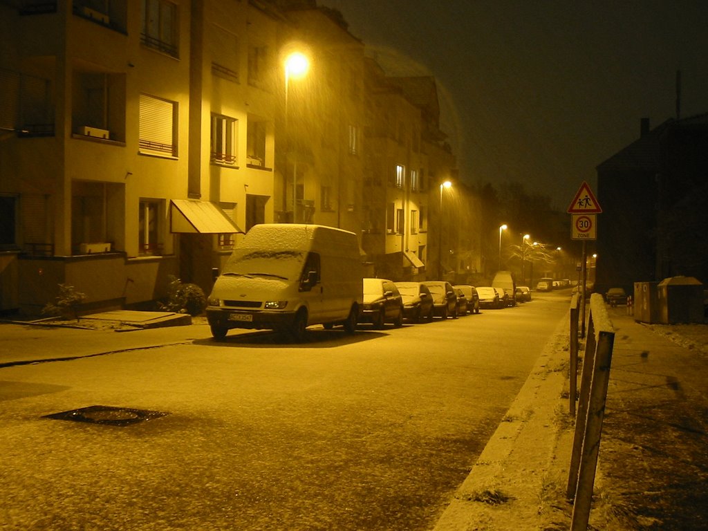 Bergstrasse bei Nacht im Winter