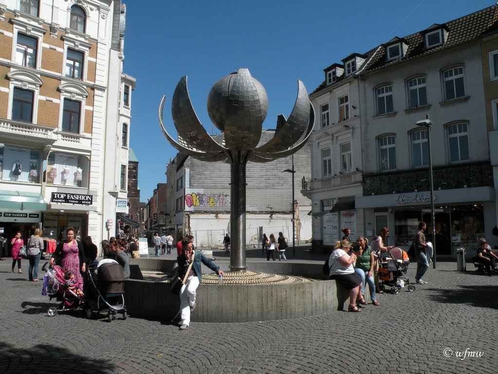 Aken, bewegend kunstwerk (Aachen, moving artwork) "Kugelbrunnen" fountain