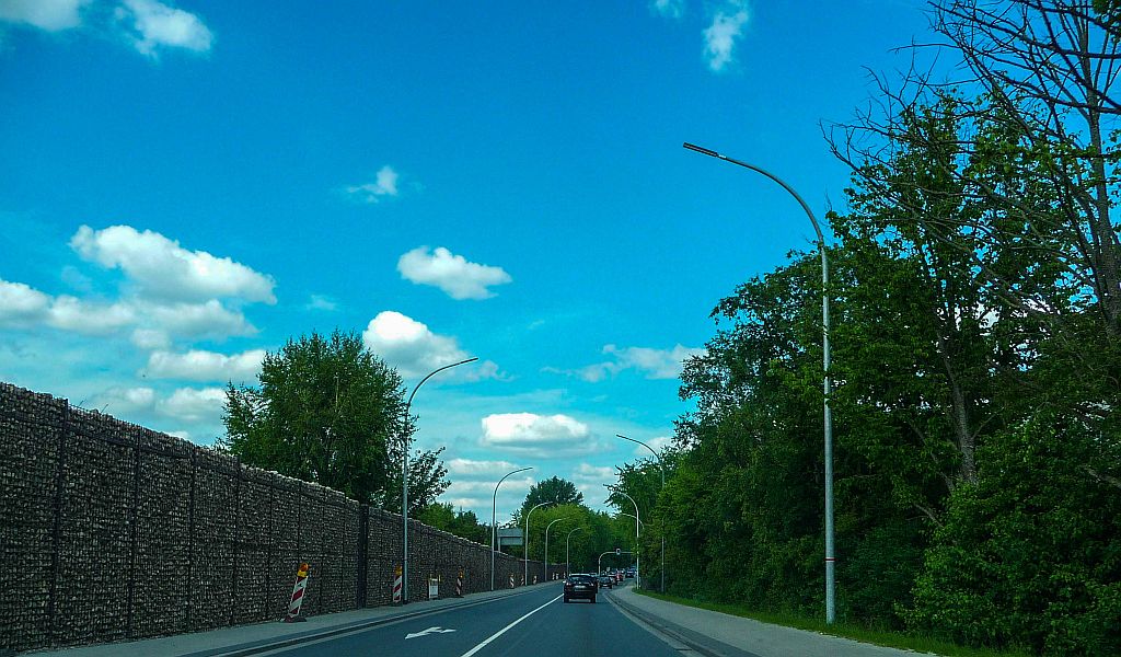 Wand aus Steinen in Käfigen