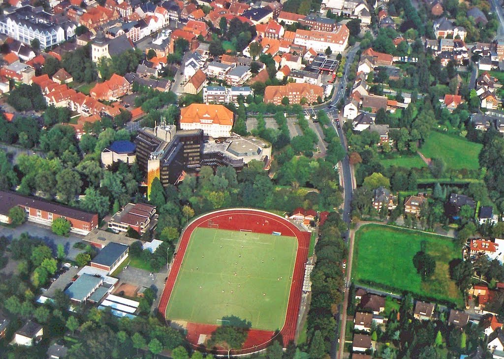 Sportplatz und Rathaus