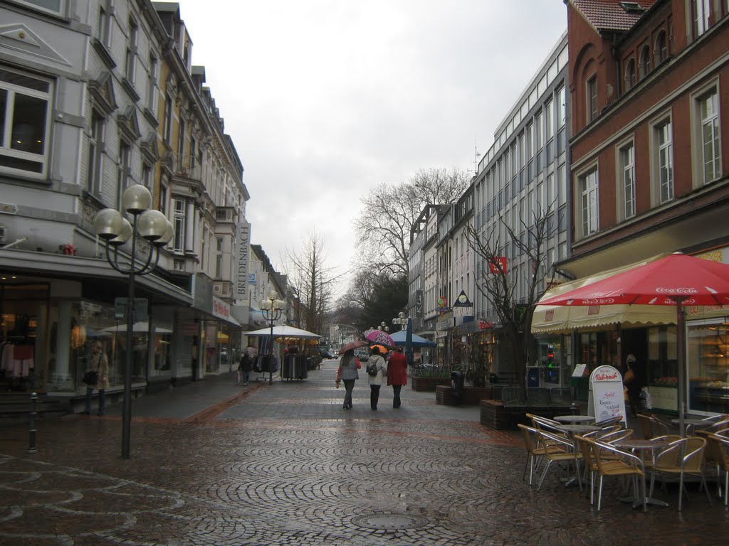 by Werner Rathai - Bergisch Gladbach:Fussgängerzone im Regen