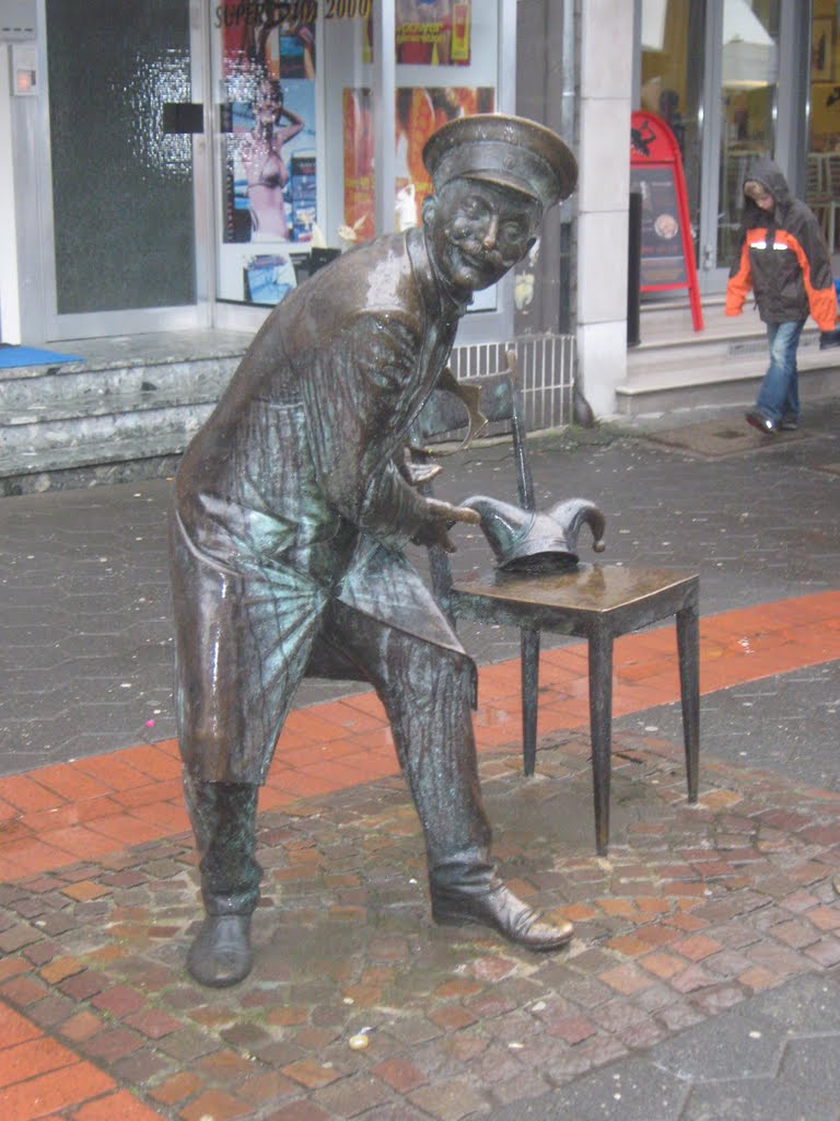 by Werner Rathai - Bergisch Gladbach:Begegnung in der Fussgängerzone