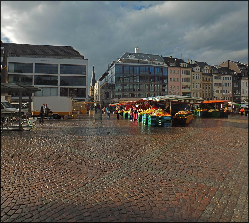 Bonn, nach einer Regenpause schaut sich die Sonne den Markt an. im Hintergrund grüßt der Turm des Münsters