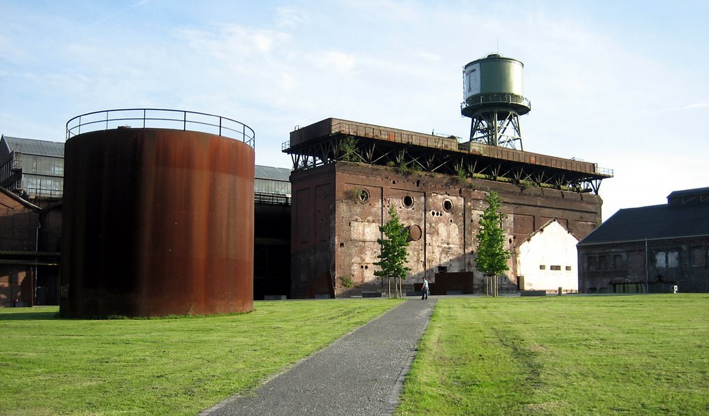 Hinter der Jahrhunderthalle