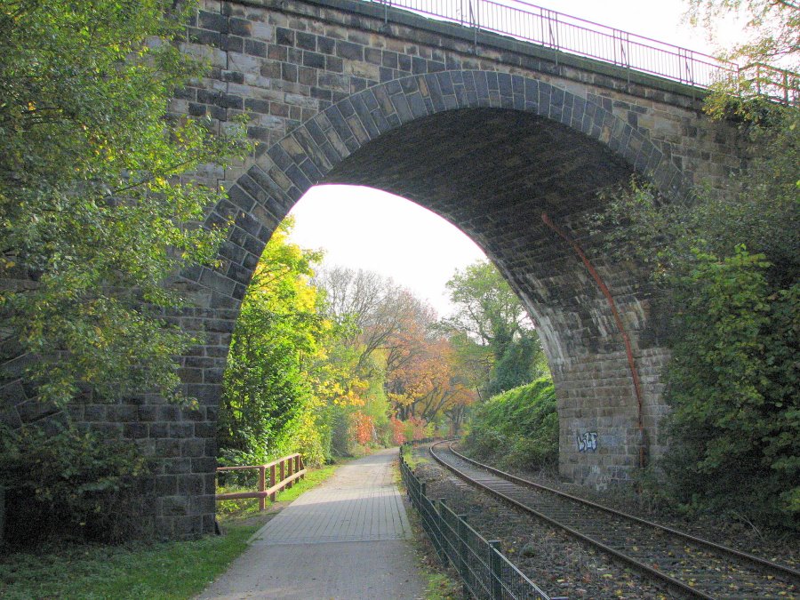 Witten:Ruhrtal-Radweg und Eisenbahn-Viadukt