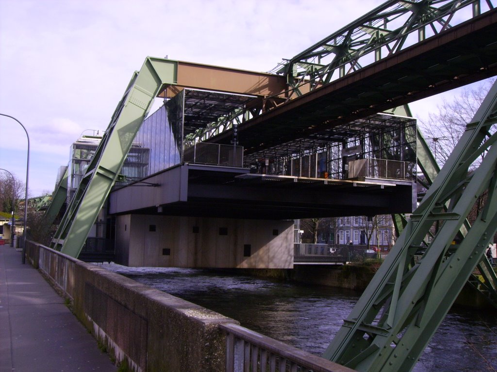 Schwebebahnhaltestelle Adlerbrücke