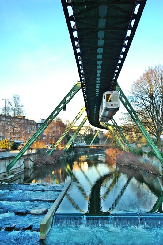 Die Schwebebahn fliegt über die Wupper-Famous Monorail of Wuppertal