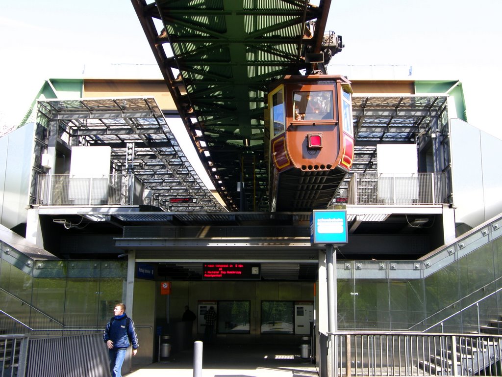 Schwebebahn Station am Loh-Kaiserwagen