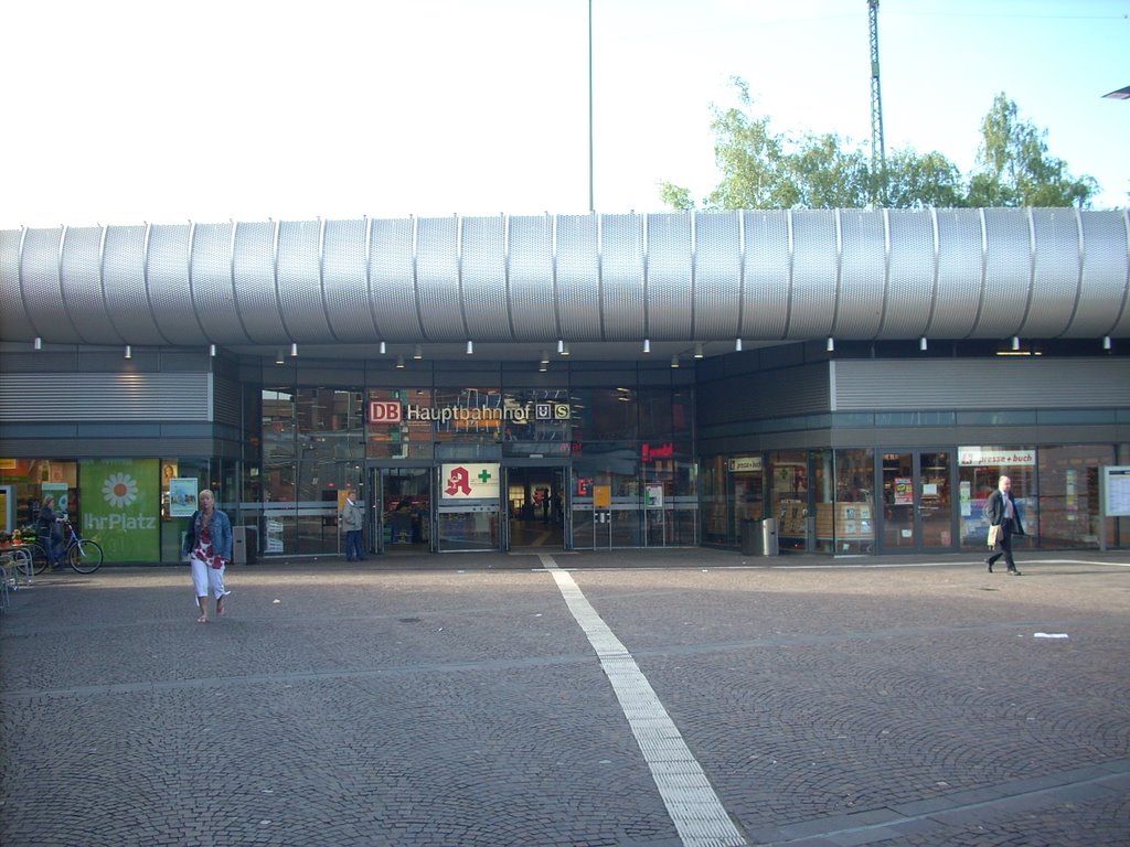 Gelsenkirchen-Altstadt ( Gelsenkirchen Hauptbahnhof  ) Bahnhofsvorplatz.  Juni 2009