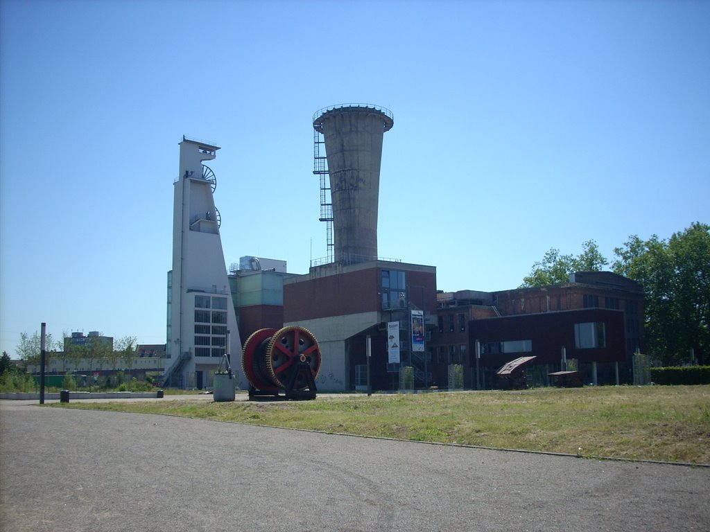 Gelsenkirchen-Bismarck    (ehem. Zeche Consolidation 3/4/9   Schacht 4 / Grubenlüfter    )     Juni 2009