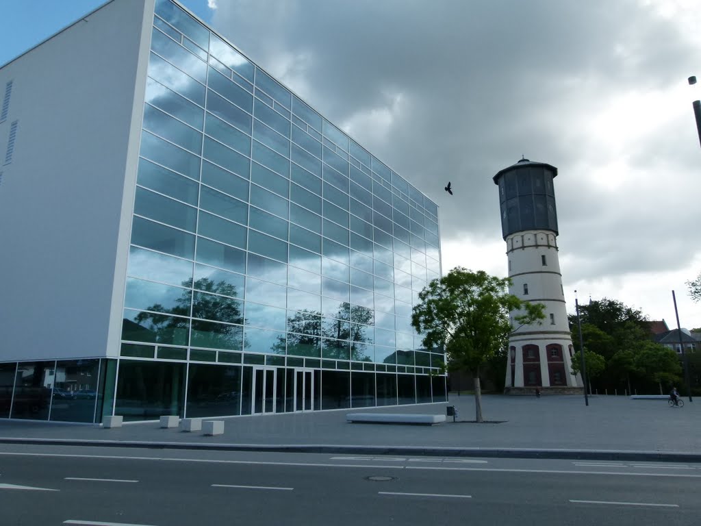 Neue Stadthalle und Wasserturm in Gütersloh
