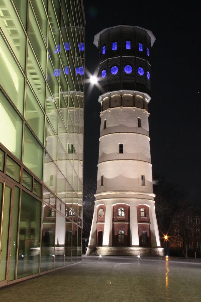 Der Mond zwischen Theater und Wasserturm