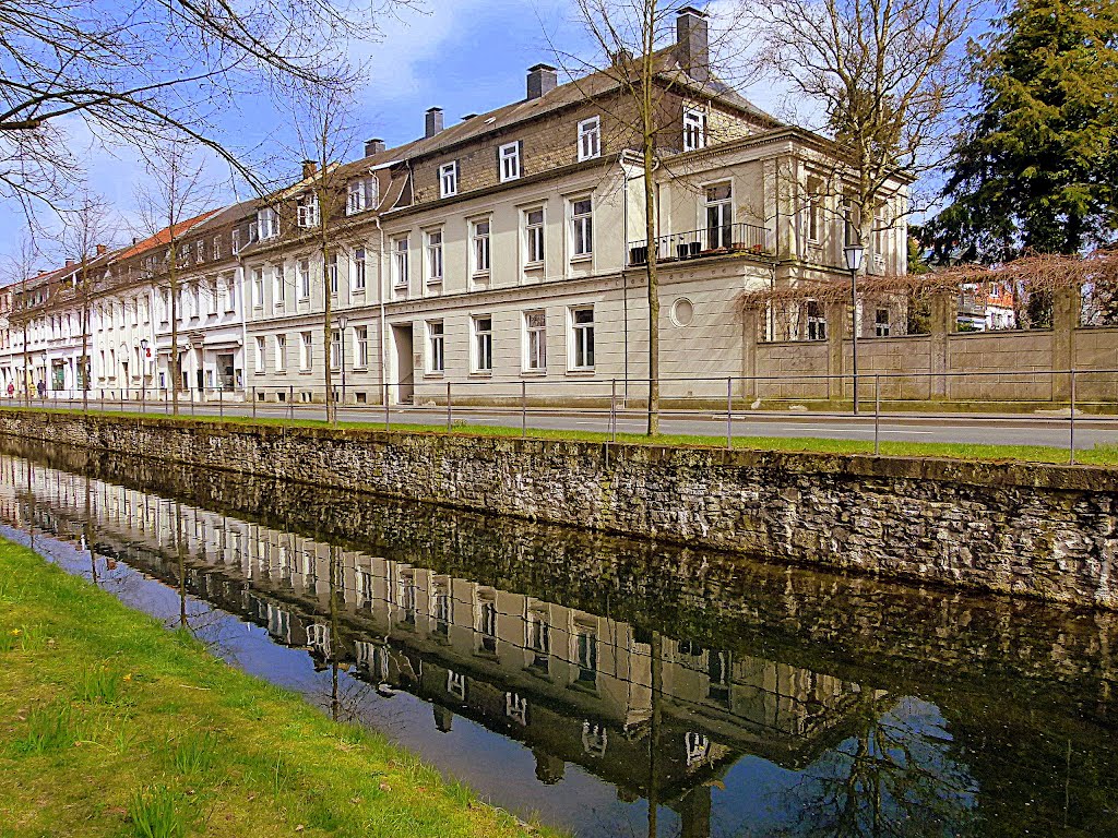 Detmold`s Paderborner Straße spiegelt sich