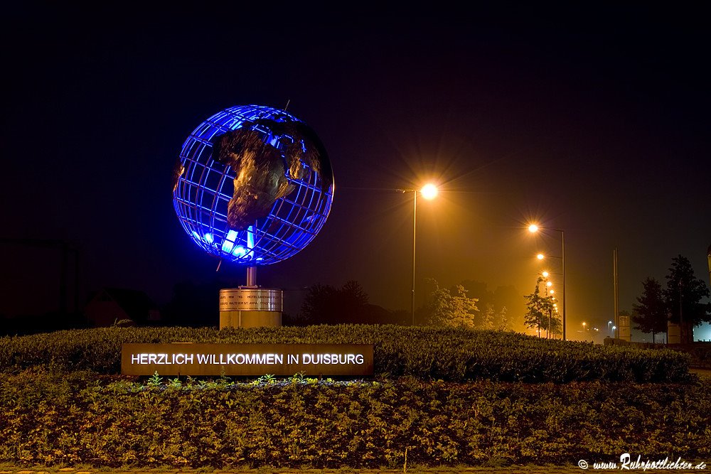 Kreisverkehr mit Weltkugel (by www.ruhrpottlichter.de)