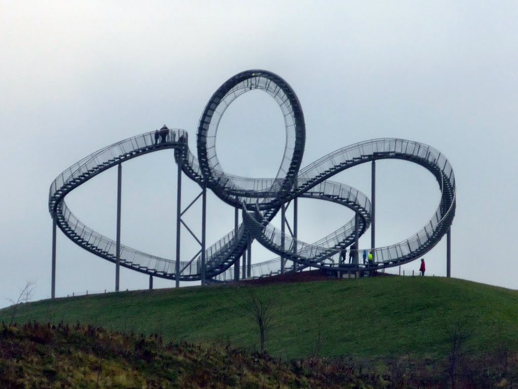 Blick auf die neue Landmarke "Tiger & Turtle – Magic Mountain" (Duisburg-Wanheim-Angerhausen) / 28.01.2012