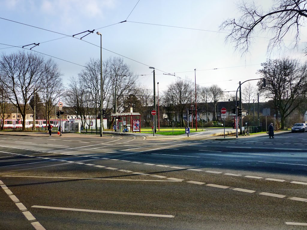 Mündelheimer Str. mit der Straßenbahn-Endhaltestelle "Mannesmann Tor 2" (Duisburg-Hüttenheim) / 28.01.2012