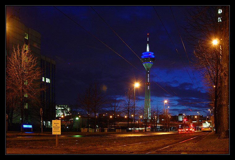 Dusseldorf: the tower at night