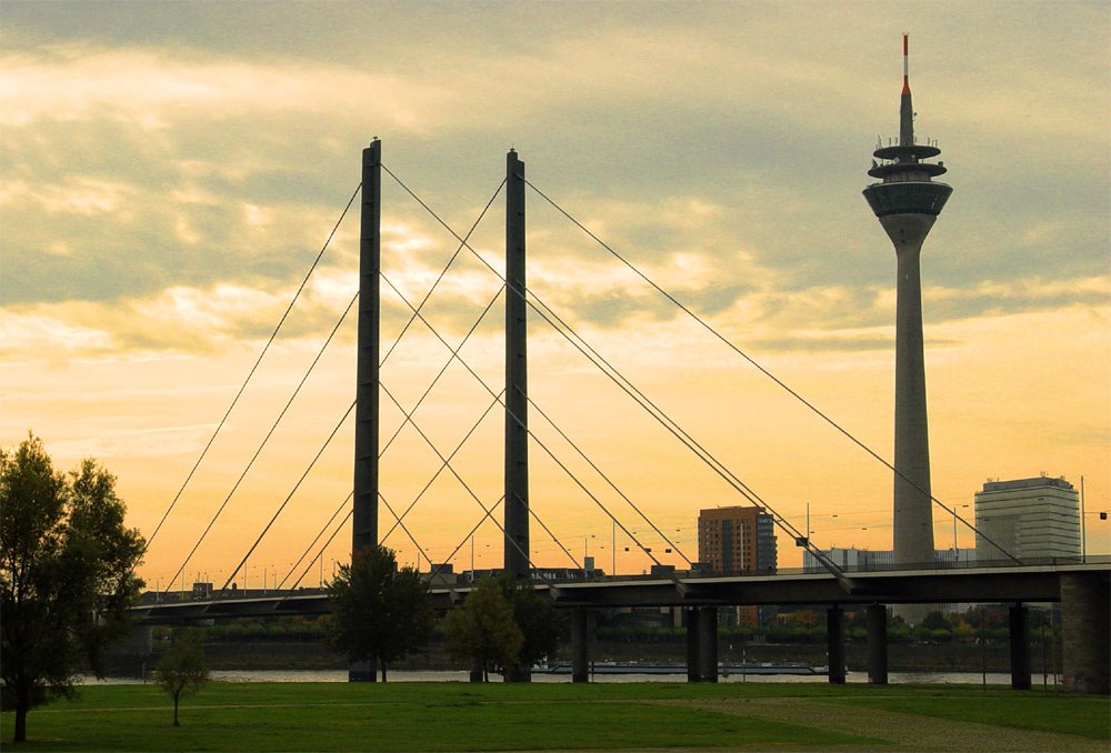 Düsseldorf, Tower and Bridge
