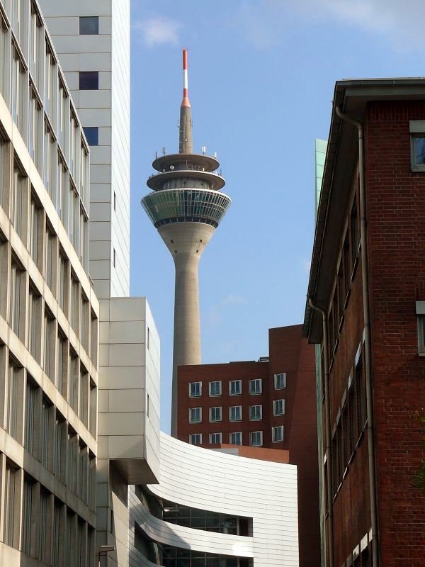 ¤{B} -Düsseldorf der Fernsehturm im Mittelpunkt