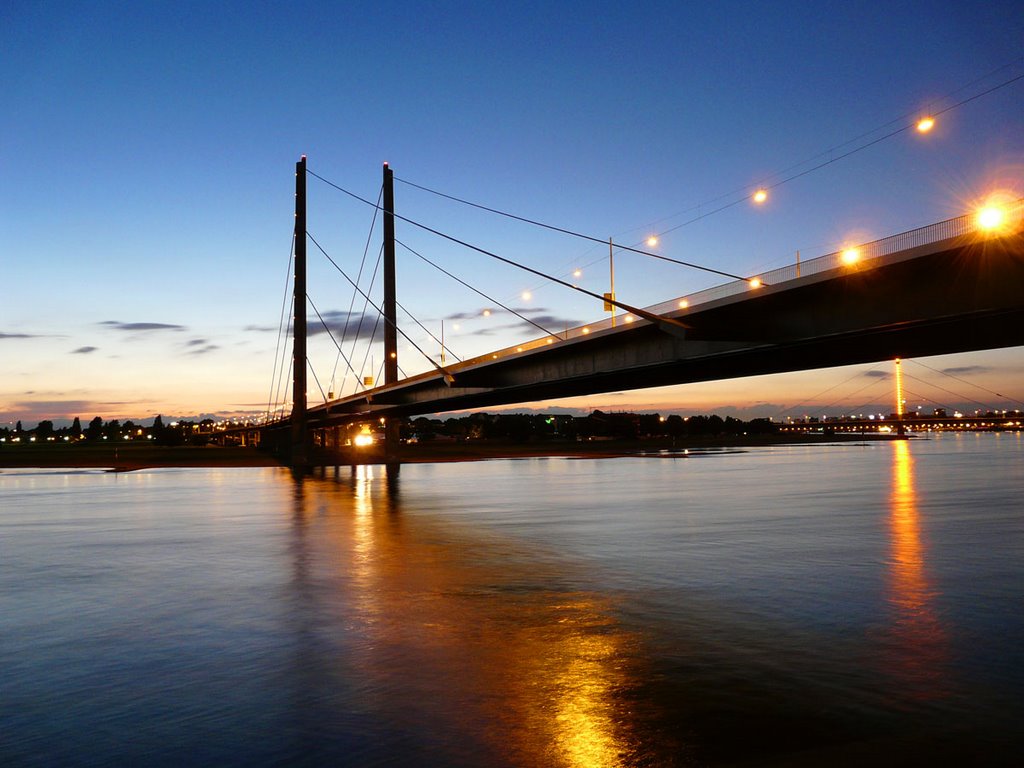 Düsseldorf-Rheinkniebrücke-Abendstimmung