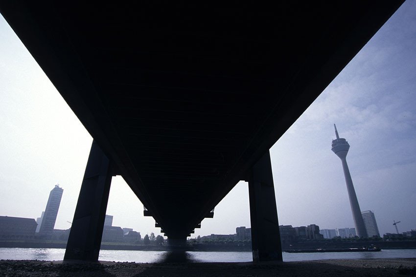 germany_duesseldorf_river rhine bridge