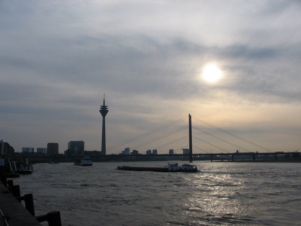 Rijnkniebrug en TVtoren, Düsseldorf