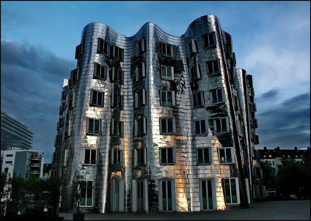 Gehry am Abend  /  Gehry at evening - Moderne Architektur im Medienhafen Düsseldorf, Germany