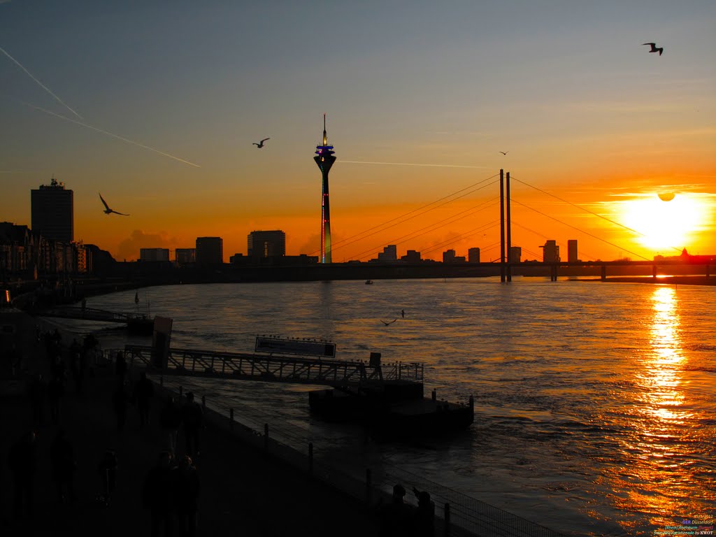 GER Duesseldorf [Rhein] Rheinturm {Sunset} from Rheinpromenade by KWOT {Subtitle: In Duesseldorf am Rhein in Abendsonnenschein by KWOT (par.: H.H.)}