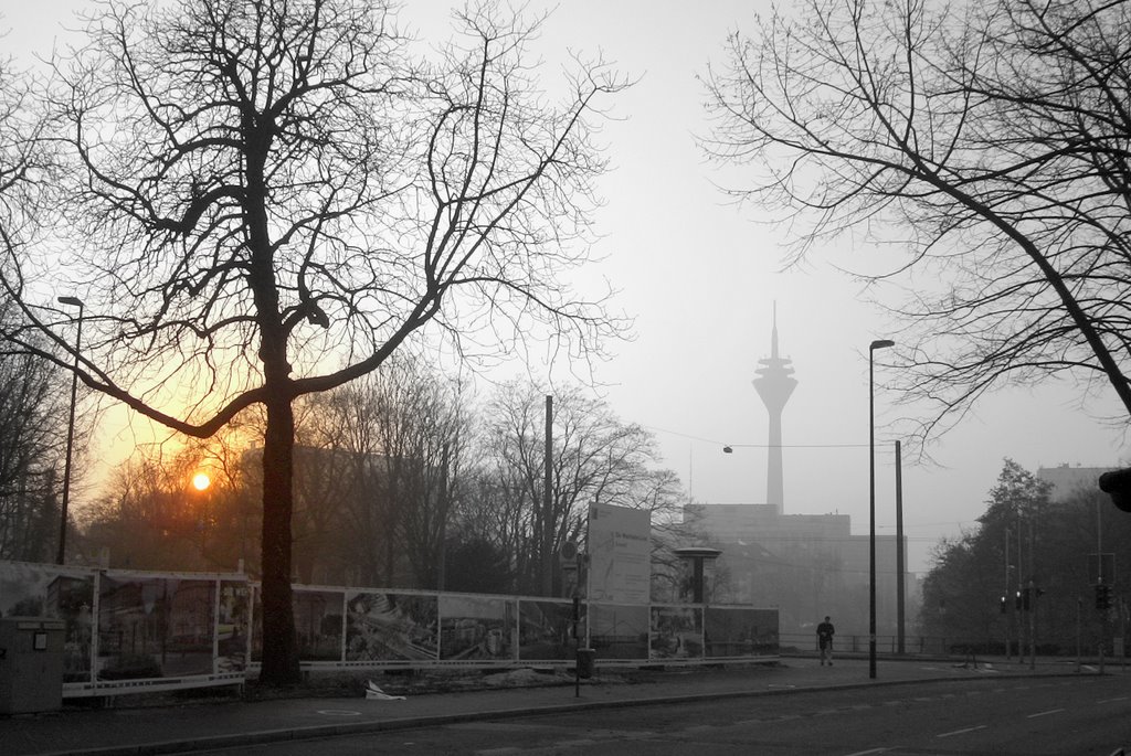 Rheinturm im Hochnebel vom Graf-Adolf-Platz, Düsseldorf