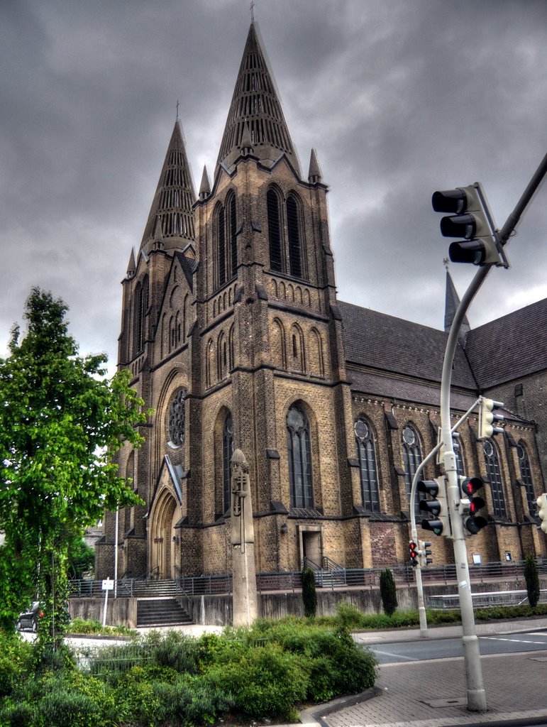 Die Solinger St.-Clemens-Kirche erhielt in den 60er Jahren ihre Betonspitzen. St. Clemens ist der Schutzpatron der Stadt Solingen