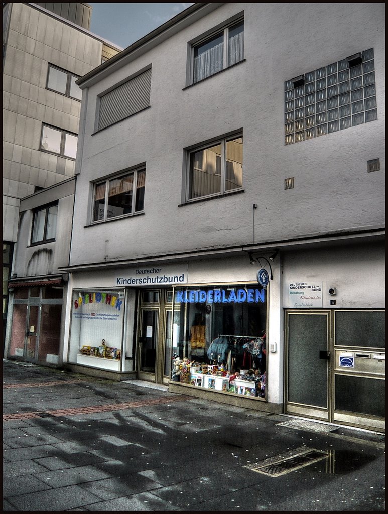 . Im Herbst 1943 trifft er auf einer Landstraße bei Bramsche in der Nähe von Osnabrück ein junge Hausangestellte mit einer Fahradpanne. Während der Reparatur bemerkt er: „Der Krieg ist verloren, daß weiß Hitler auch."